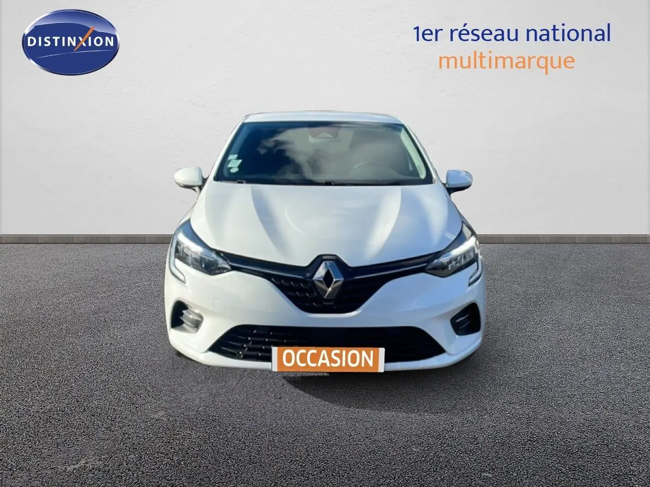 Renault Clio blanc glacier vue de face, mettant en valeur sa calandre noire et ses phares LED modernes.