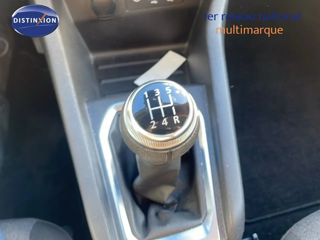 Le levier de vitesse manuel de la Renault Clio blanc glacier 2021, vue rapprochée de la console centrale.