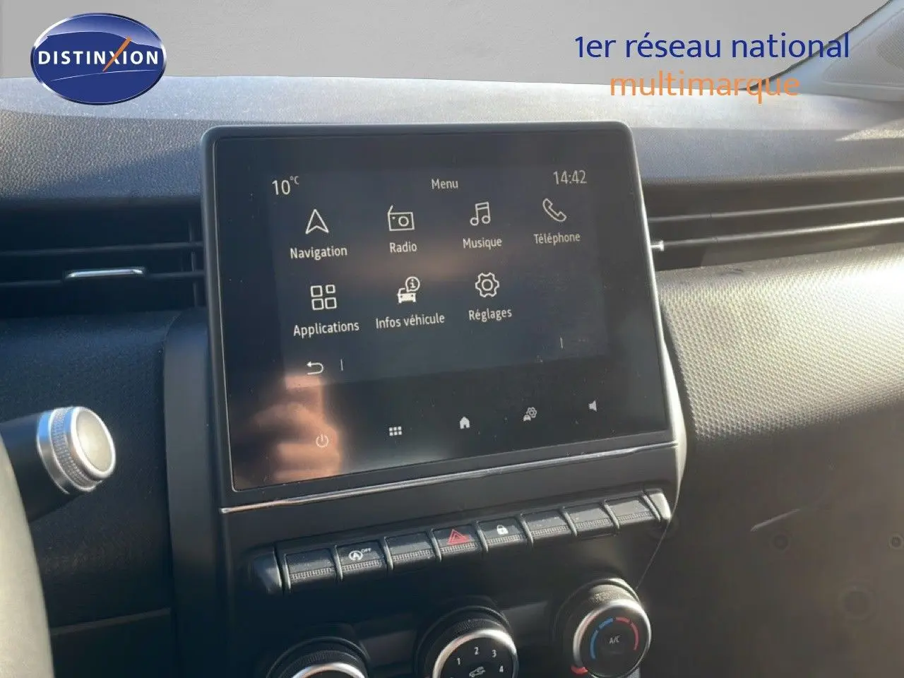 Écran tactile central de la Renault Clio 2021 blanc glacier, vue intérieure du tableau de bord côté passager.