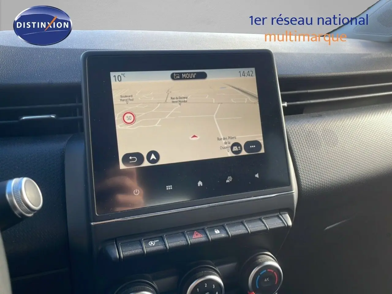 Écran tactile central avec navigation GPS dans l'habitacle d'une Renault Clio blanc glacier, vue de face.