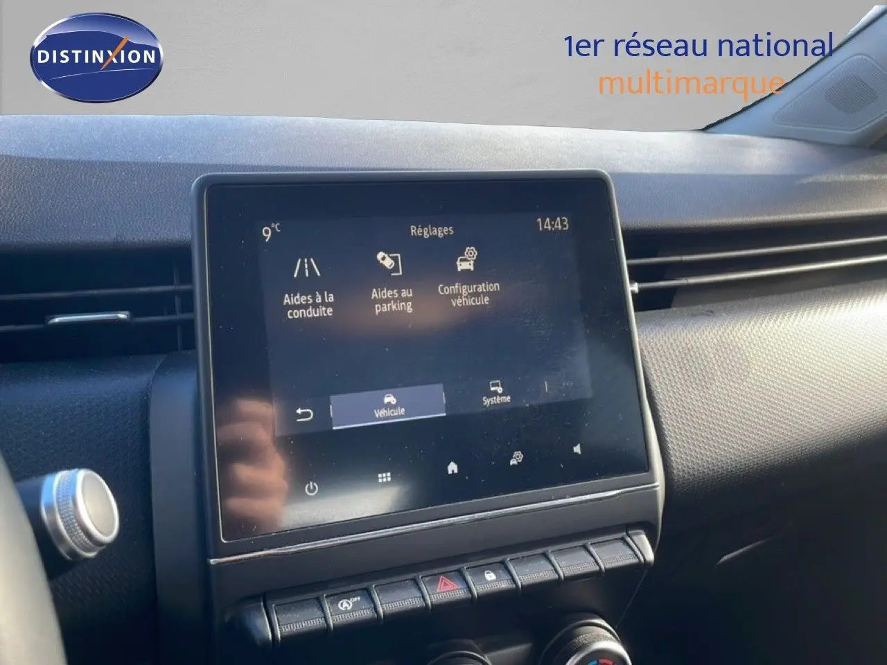 Écran tactile central de la Renault Clio blanc glacier 2021 montrant les aides à la conduite et au parking.