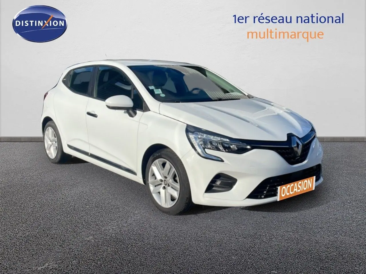 Renault Clio blanc glacier en 3/4 avant droit, avec phares LED et calandre noire distinctive.