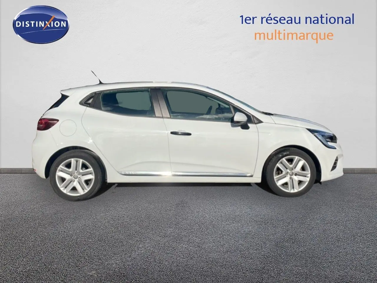 Profil droit d'une Renault Clio blanche glacier 2021 à cinq portes, avec jantes alliage et lignes épurées.