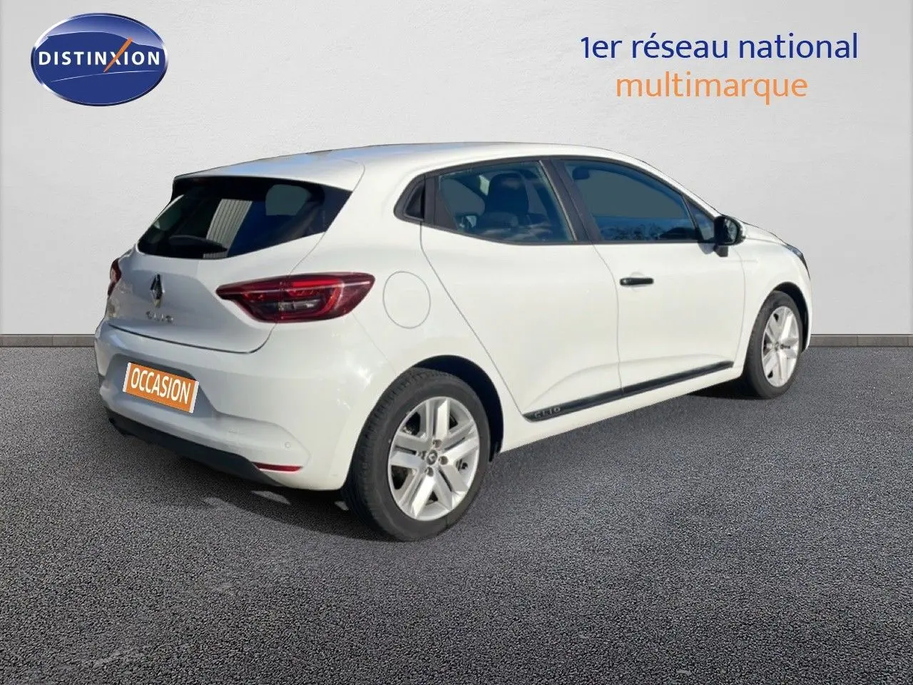 Renault Clio blanc glacier vue 3/4 arrière droit, avec feux LED et jantes alliage cinq branches.