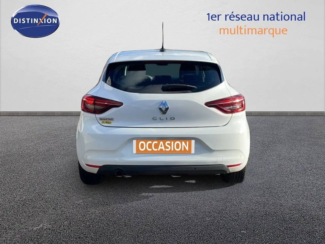 Vue arrière d'une Renault Clio blanche Glacier 2021 avec feux LED et plaque d'immatriculation "OCCASION" visible.