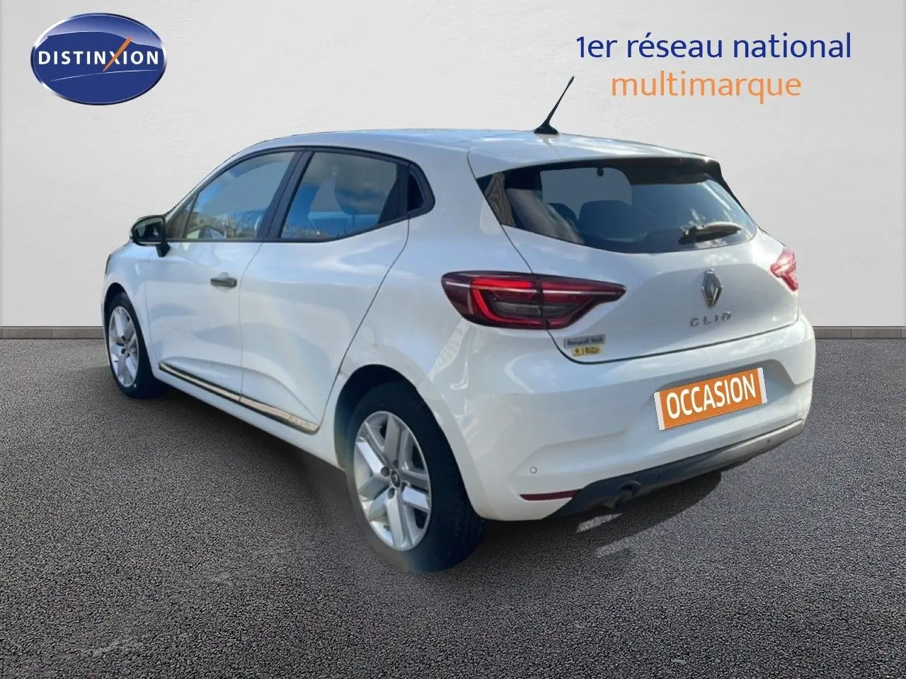 Vue 3/4 arrière droite d'une Renault Clio blanche Glacier 2021 avec feux LED et jantes alliage cinq branches.