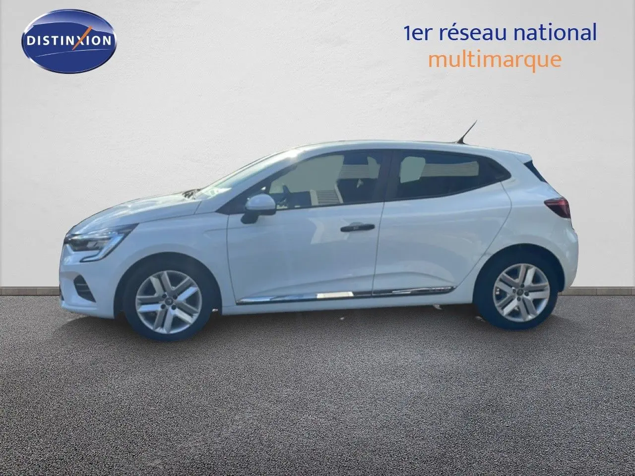 Profil côté gauche d'une Renault Clio blanche glacier 2021, compacte et moderne sur fond neutre.