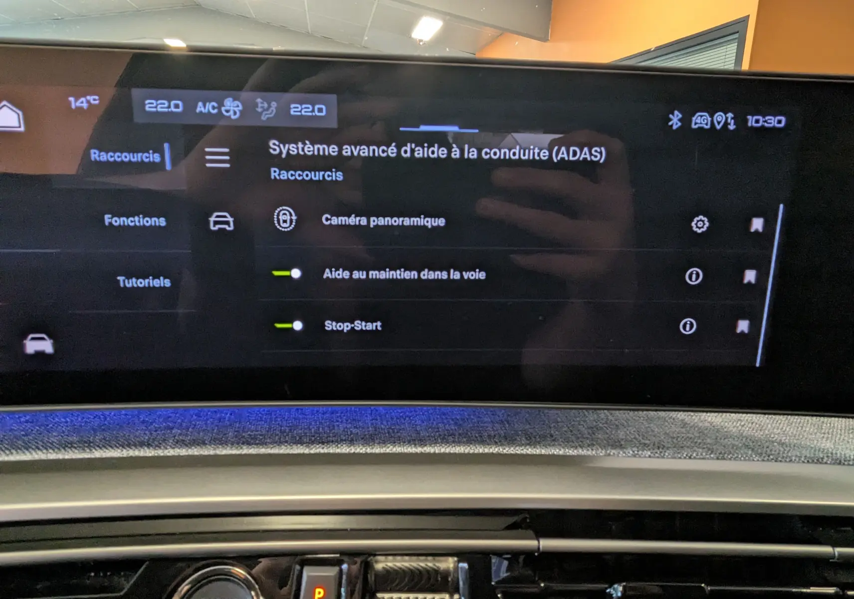 Écran tactile panoramique 21'' du Peugeot 3008 Hybrid noir, affichant les aides à la conduite avancées.