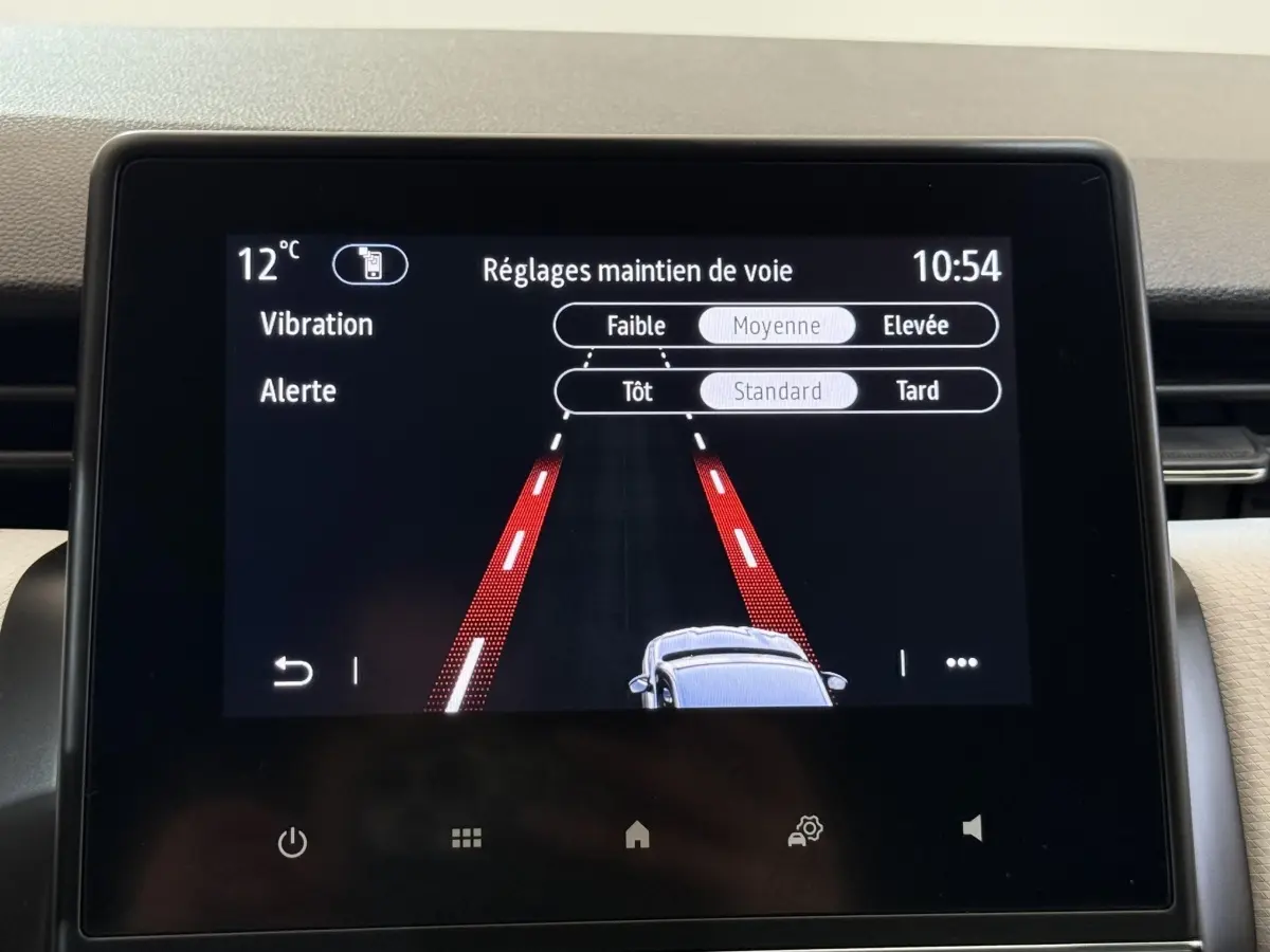 Écran tactile central de la Renault Clio blanc 2023 affichant les réglages du maintien de voie.