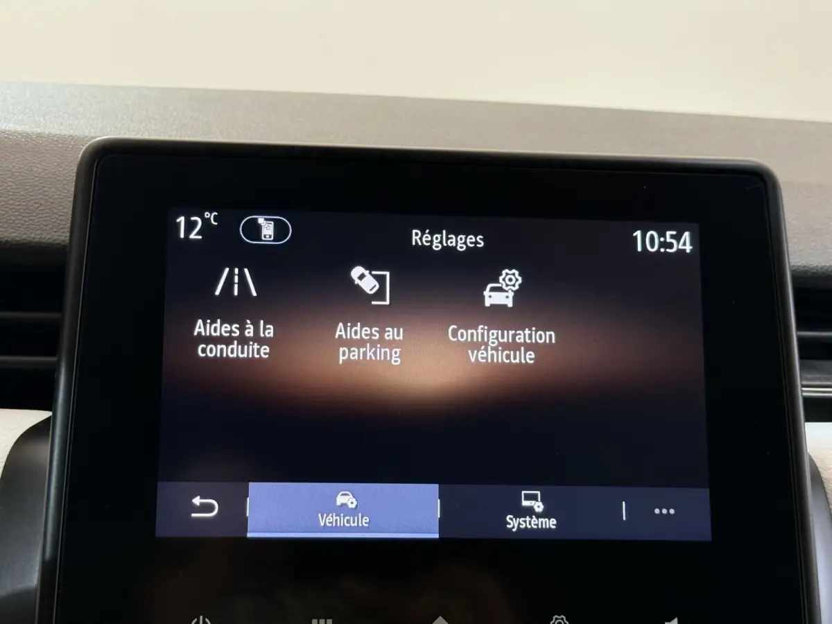 Écran tactile central de la Renault Clio 2023 affichant les réglages d’aides à la conduite et au parking.