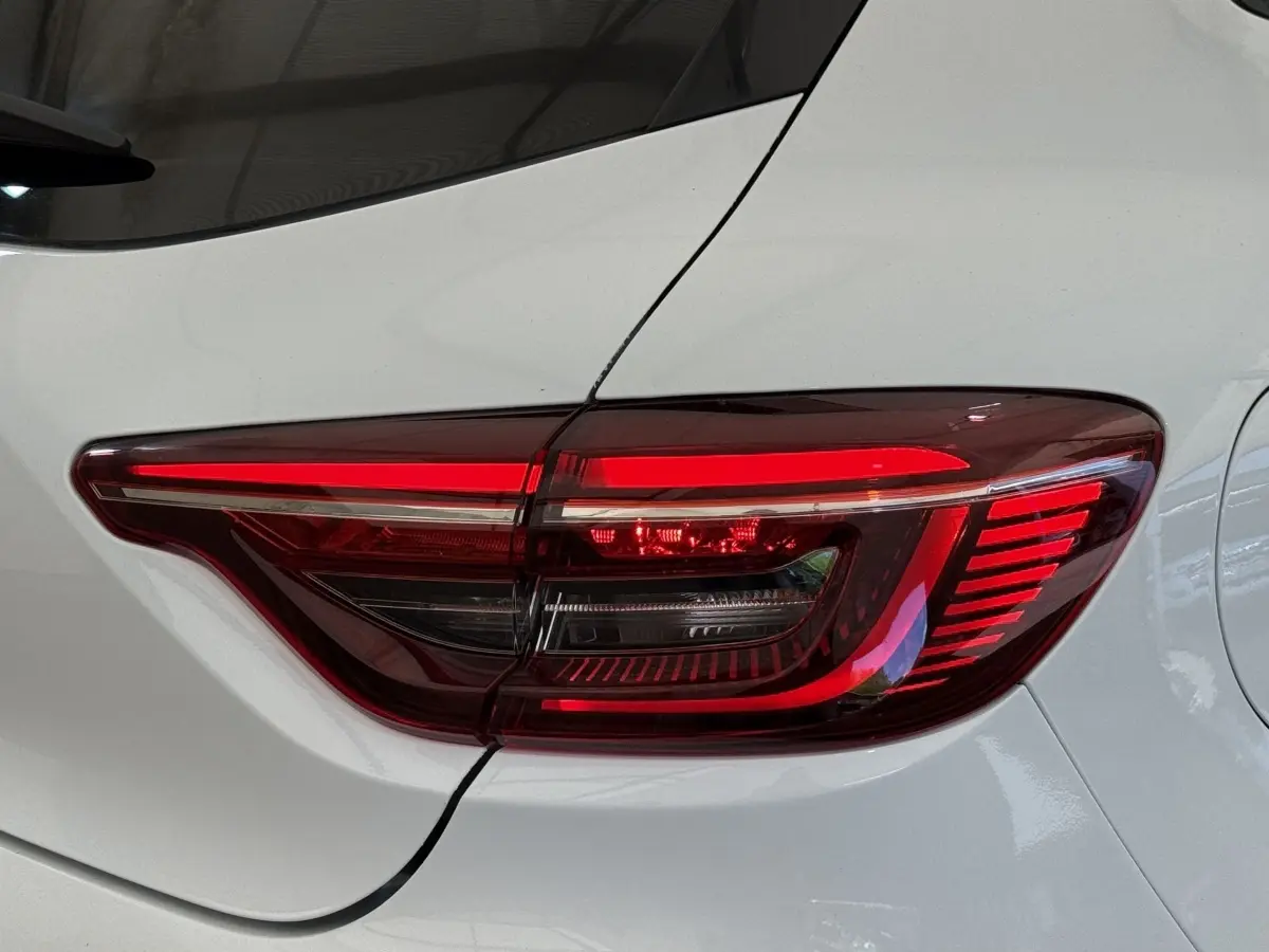 Feu arrière droit allumé sur Renault Clio Evolution TCe 100 GPL blanc, vue rapprochée du coffre.