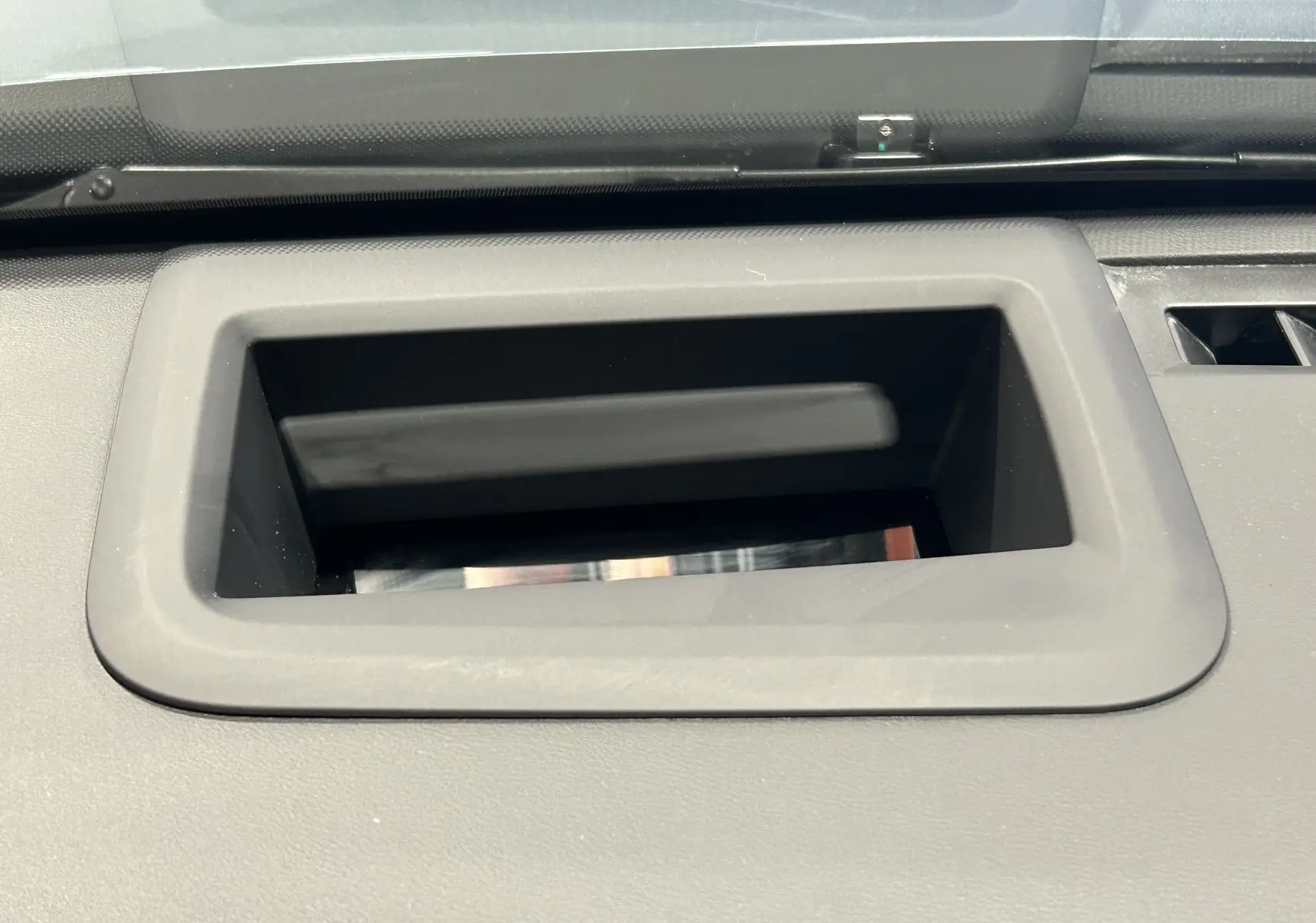 Détail du tableau de bord du JAECOO J7 TGDI PHEV 279CH EXCLUSIVE, montrant un écran escamotable encastré.