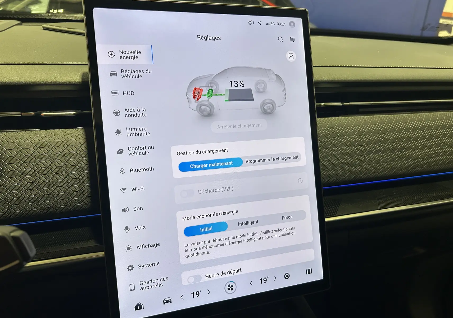 Écran tactile central affichant les réglages d’énergie dans l’habitacle gris olive du JAECOO J7 TGDI PHEV 2026.