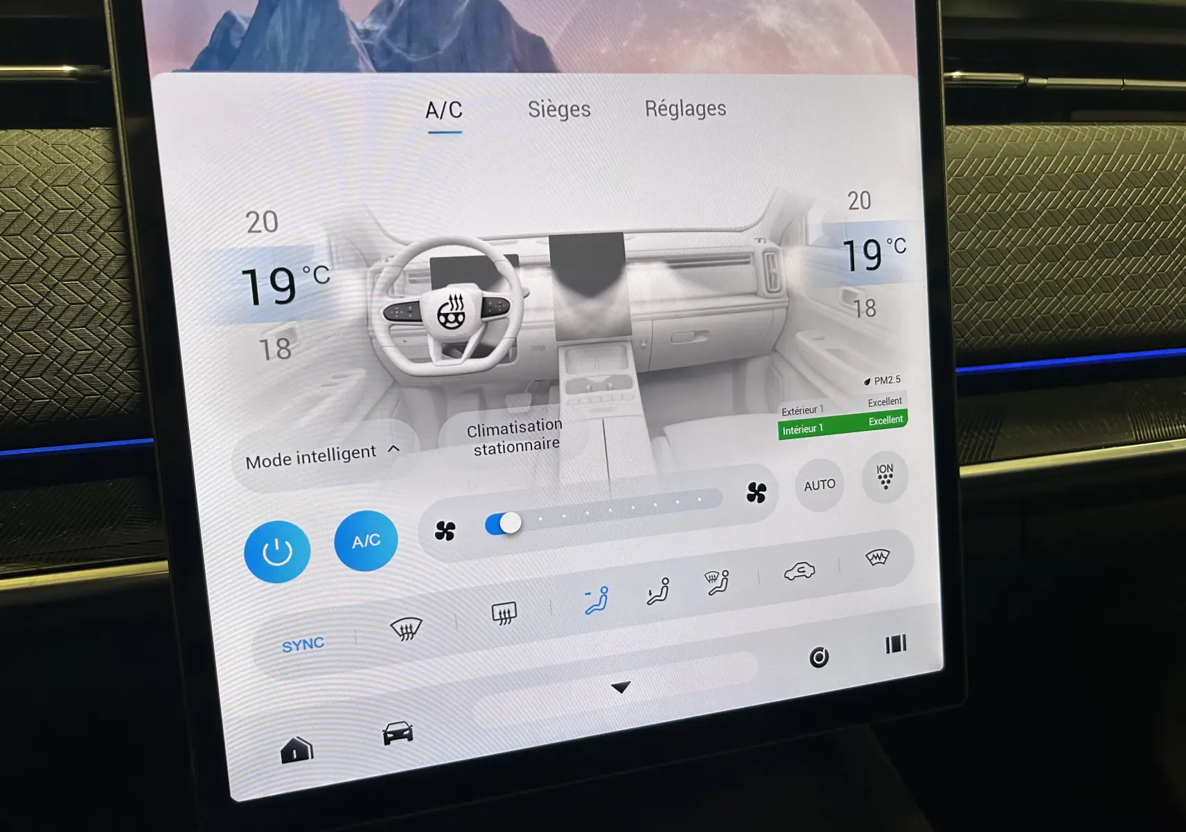 Écran tactile intérieur du JAECOO J7 olive grey, affichant la climatisation à 19°C avec interface moderne et épurée.