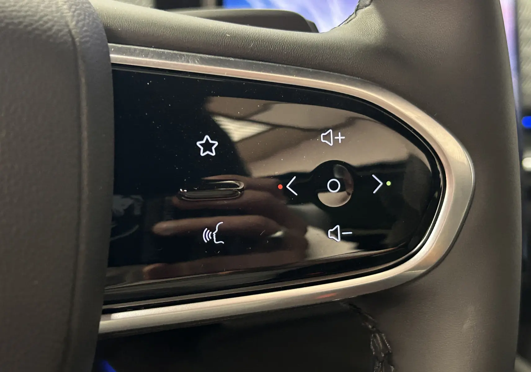Gros plan sur les commandes tactiles du volant du JAECOO J7 TGDI PHEV en finition noire avec cadre argenté.