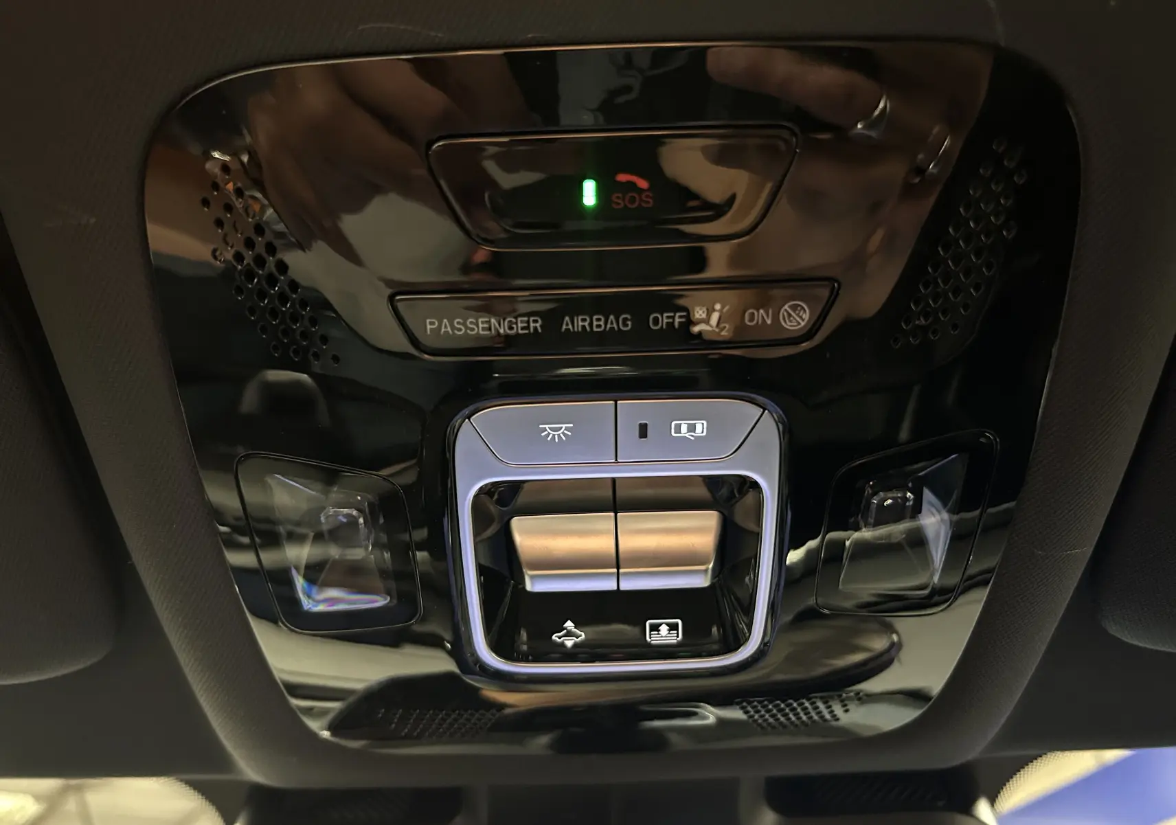 Panneau de commandes de toit ouvrant et éclairage intérieur sur plafond noir brillant du JAECOO J7 TGDI PHEV 2026.