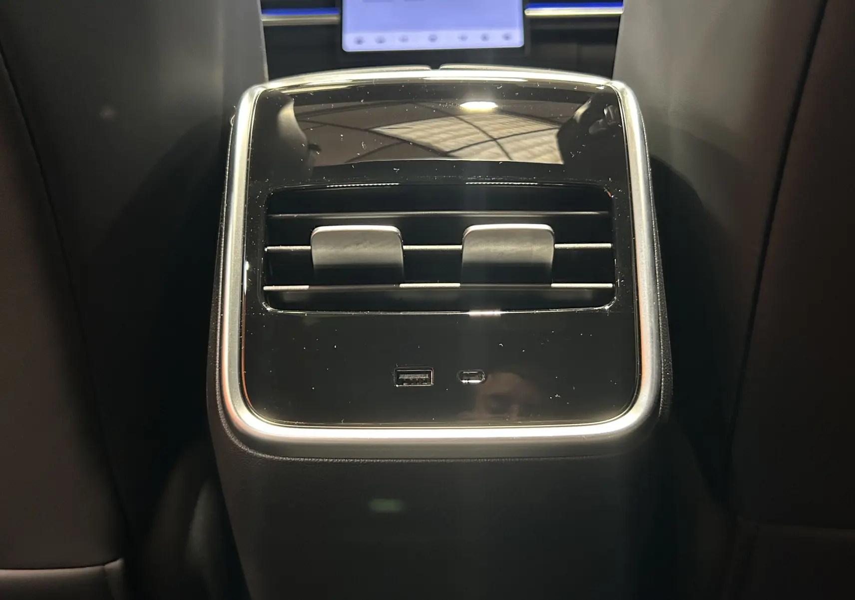 Vue rapprochée de la console arrière noire avec bouches d’aération et ports USB du JAECOO J7 TGDI PHEV 2026.