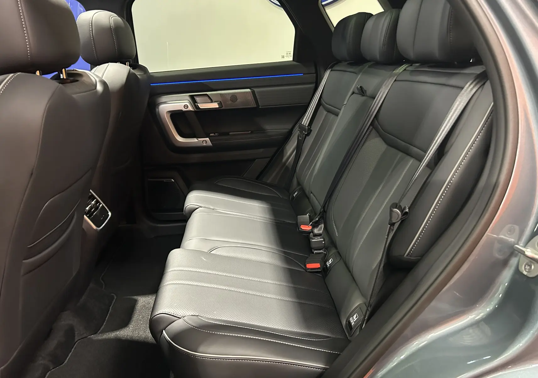 Vue intérieure côté droit des sièges arrière en cuir noir du JAECOO J7 TGDI PHEV 279CH EXCLUSIVE olive grey metal.