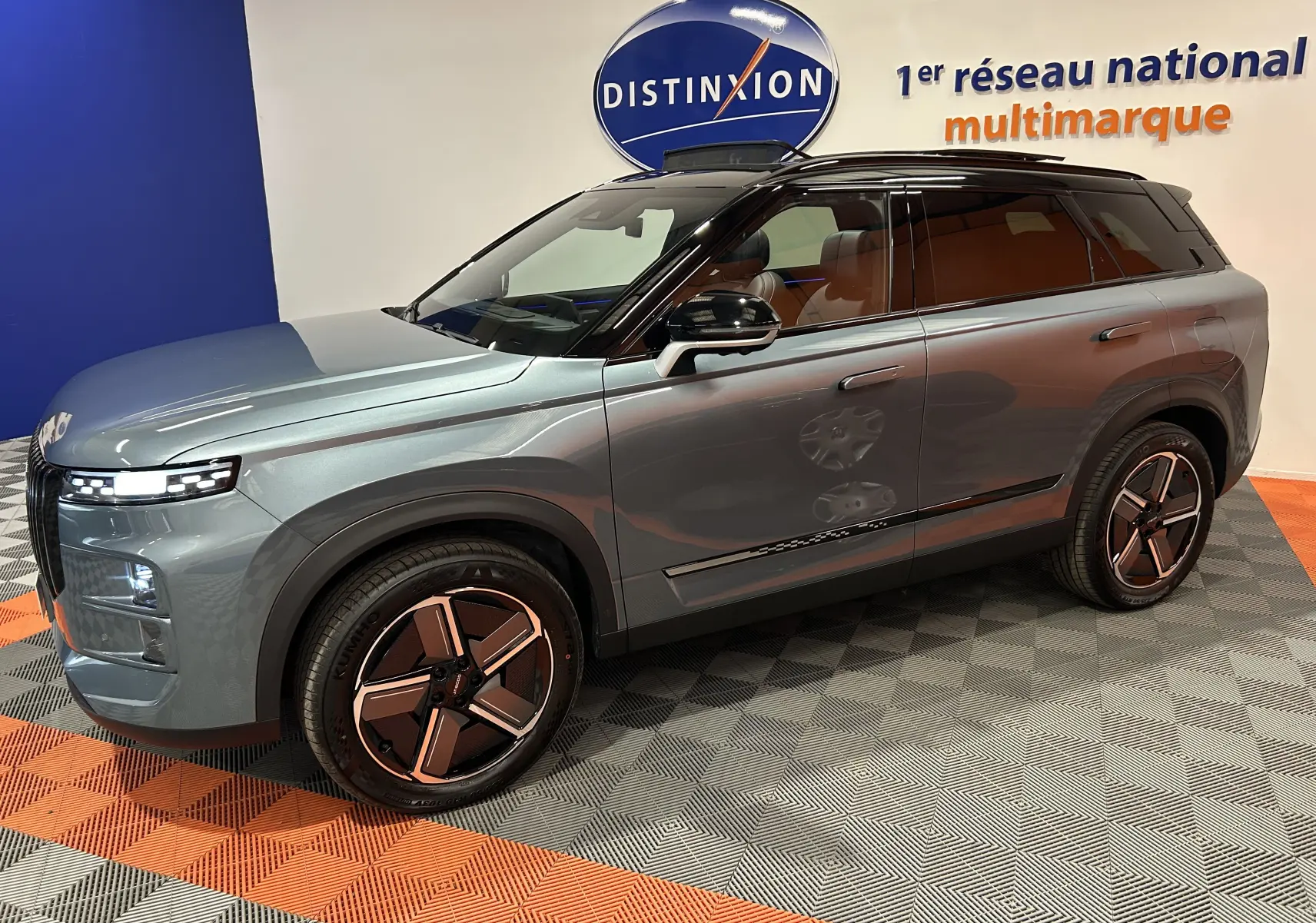 JAECOO J7 TGDI PHEV olive grey metal en 3/4 avant droit, toit noir brillant et jantes au design futuriste.