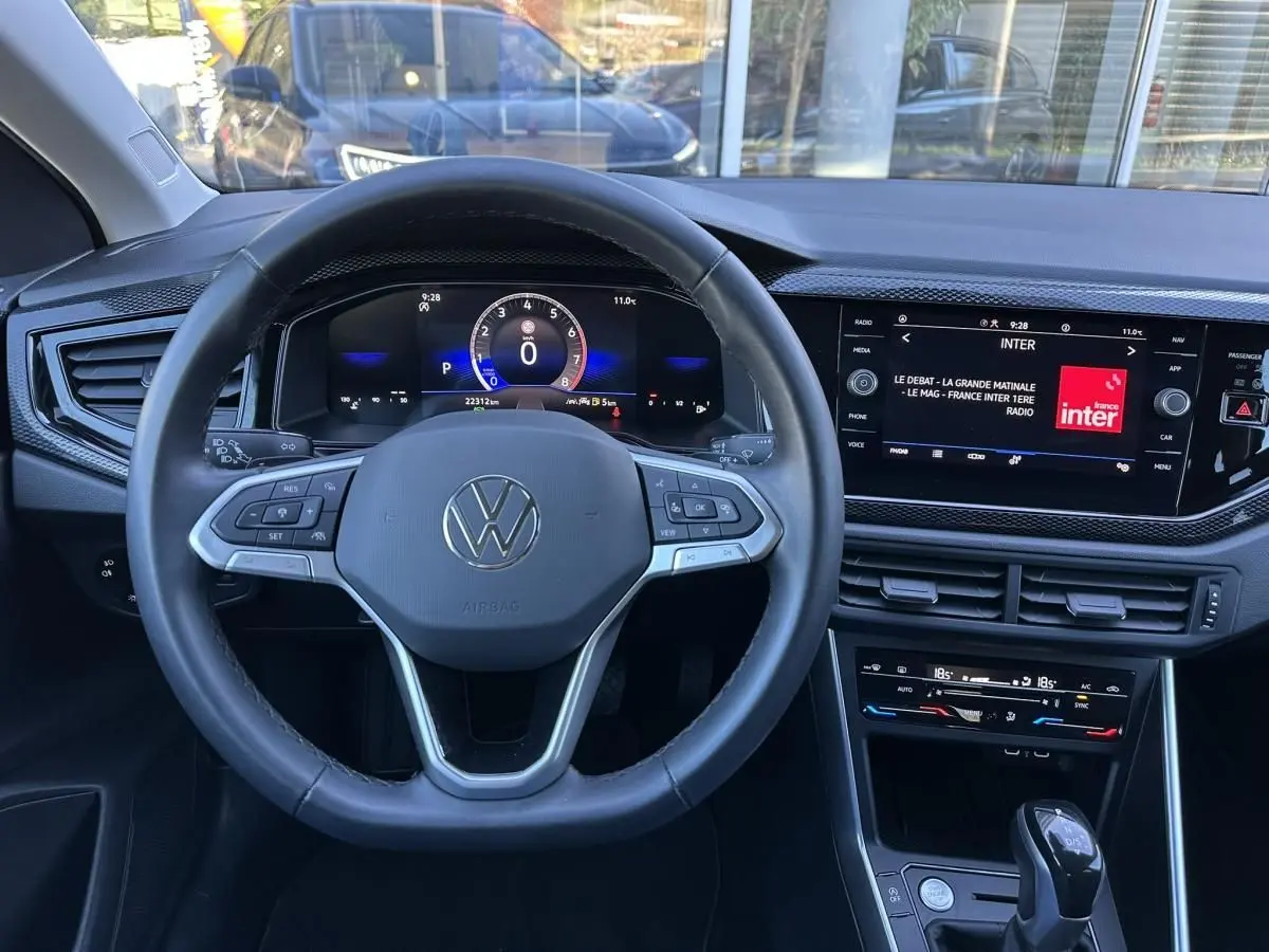 Vue intérieure centrée sur le volant et le tableau de bord numérique du Volkswagen Taigo 1.0 TSI DSG Life Plus 2025.