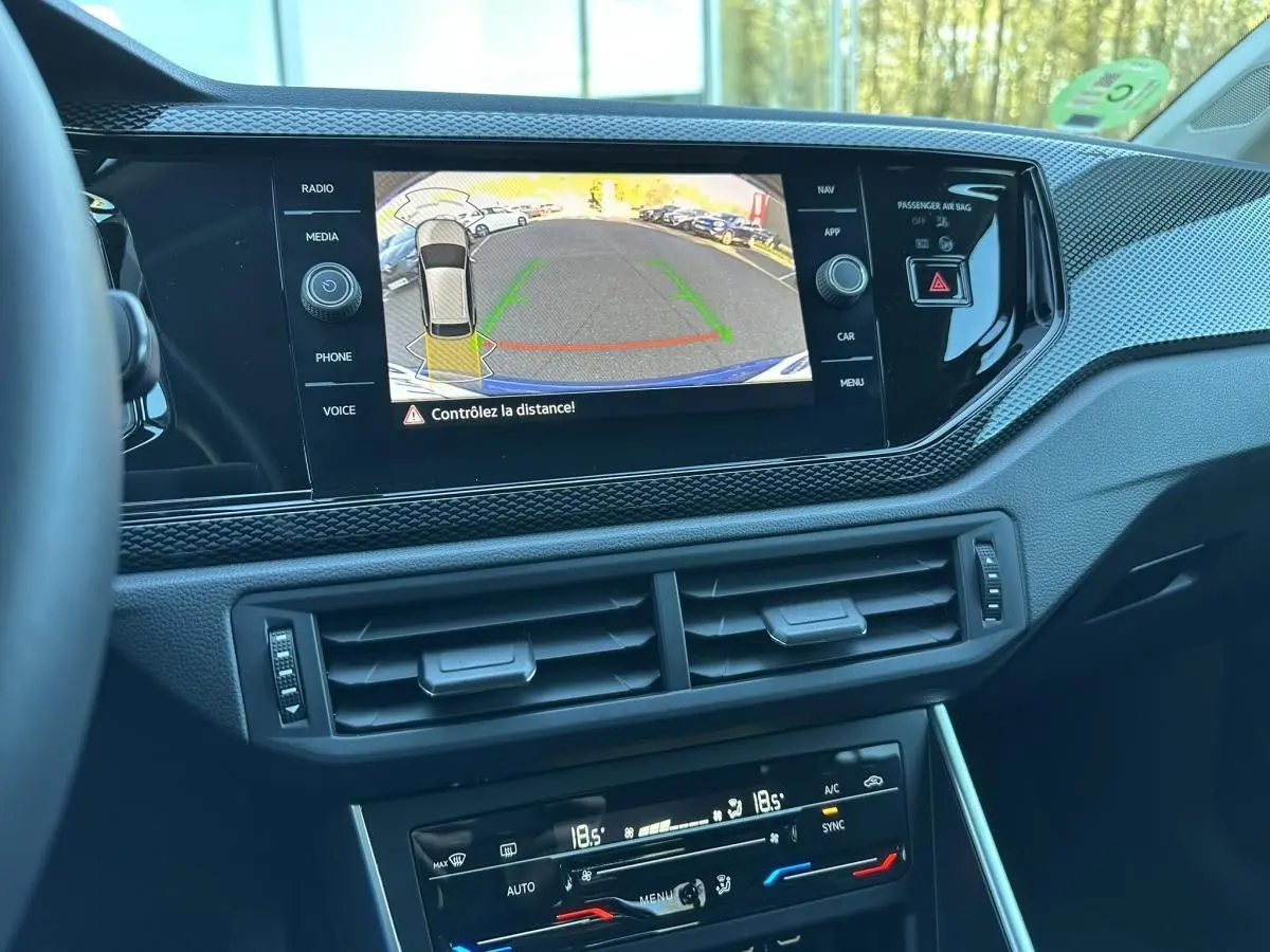 Vue rapprochée de l’écran central affichant la caméra de recul du Volkswagen Taigo 1.0 TSI DSG Life Plus 2025.