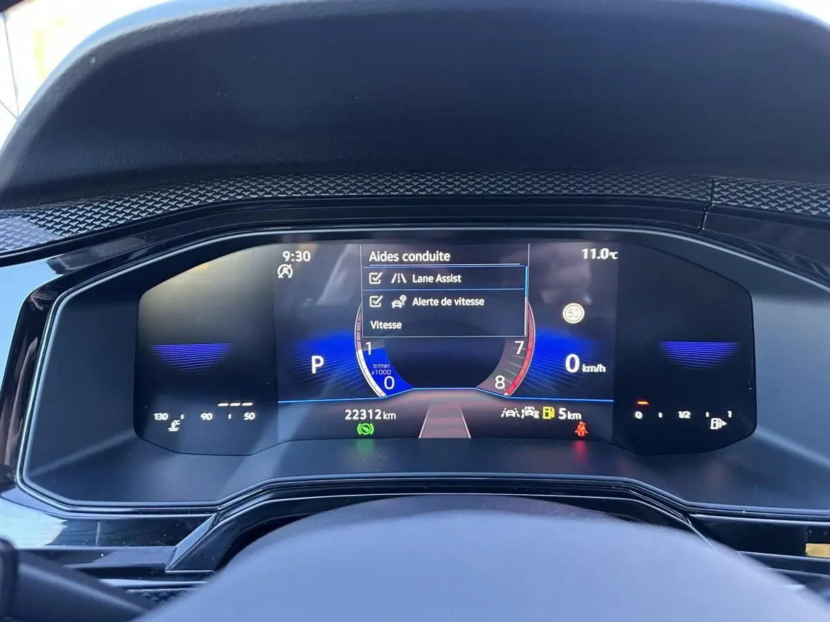 Vue rapprochée du tableau de bord numérique du Volkswagen Taigo 1.0 TSI DSG Life Plus affichant les aides à la conduite.