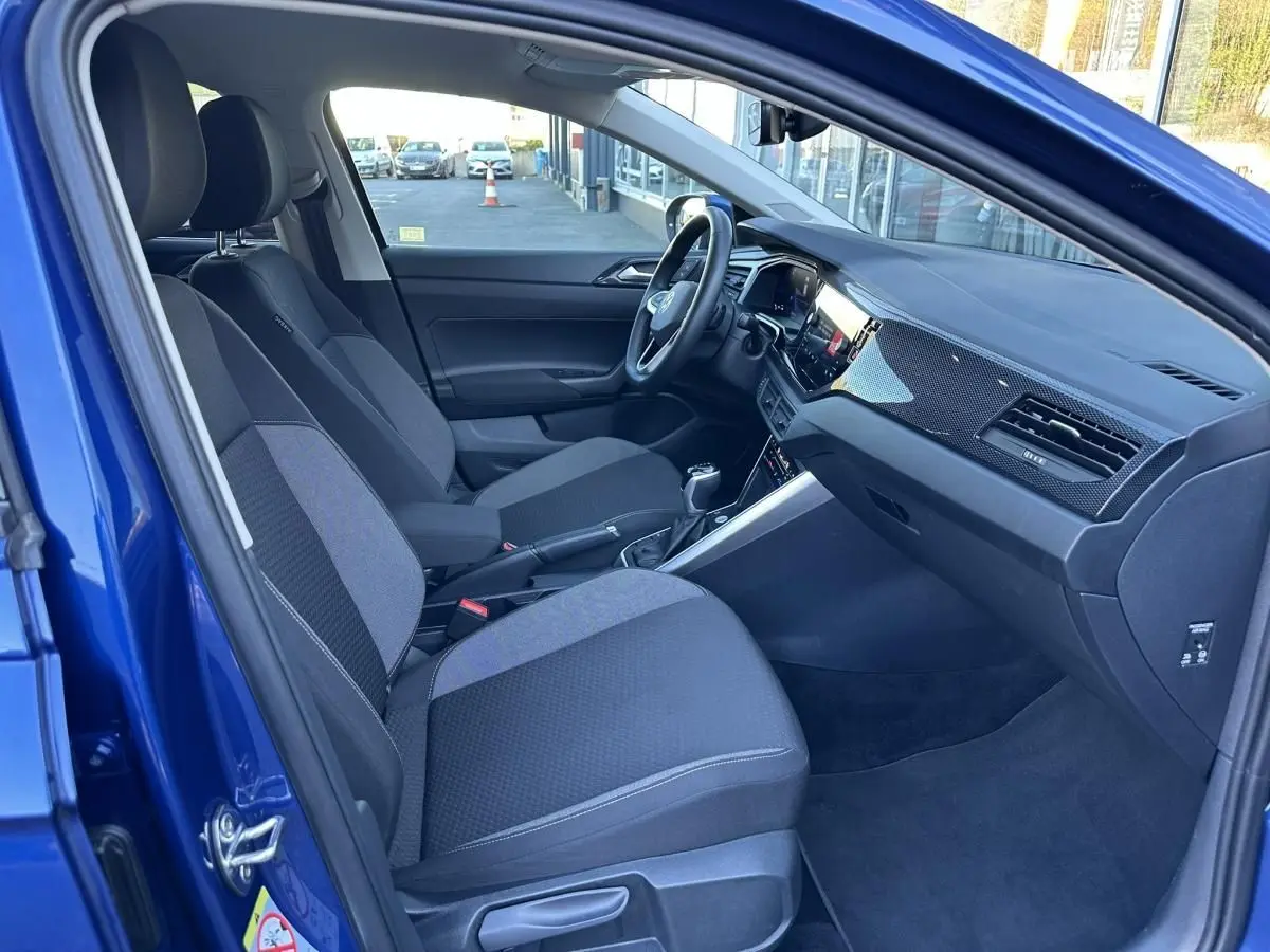 Vue intérieure côté conducteur du Volkswagen Taigo bleu Recife 2025, montrant sièges et tableau de bord modernes.