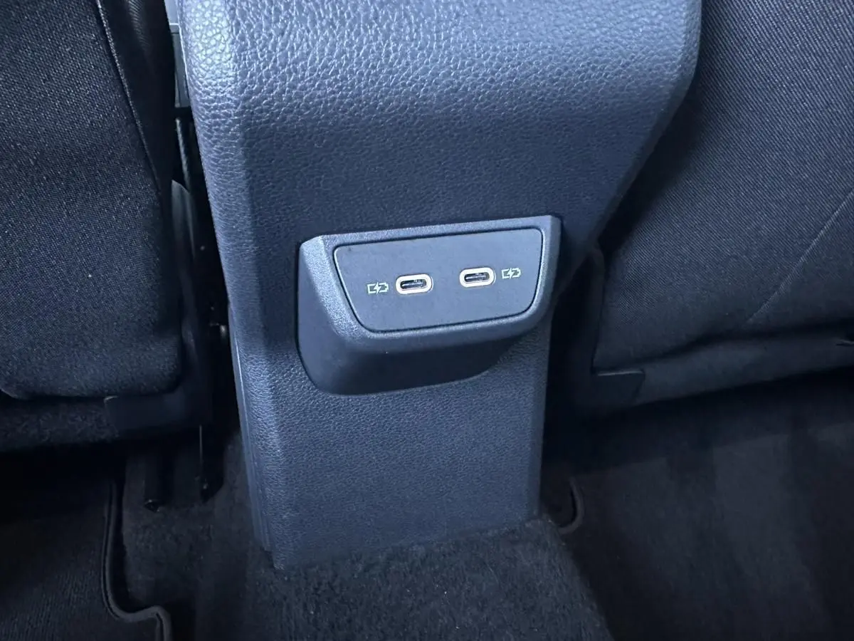 Prise USB double en bas de la console centrale arrière du Volkswagen Taigo bleu Recife 2025.