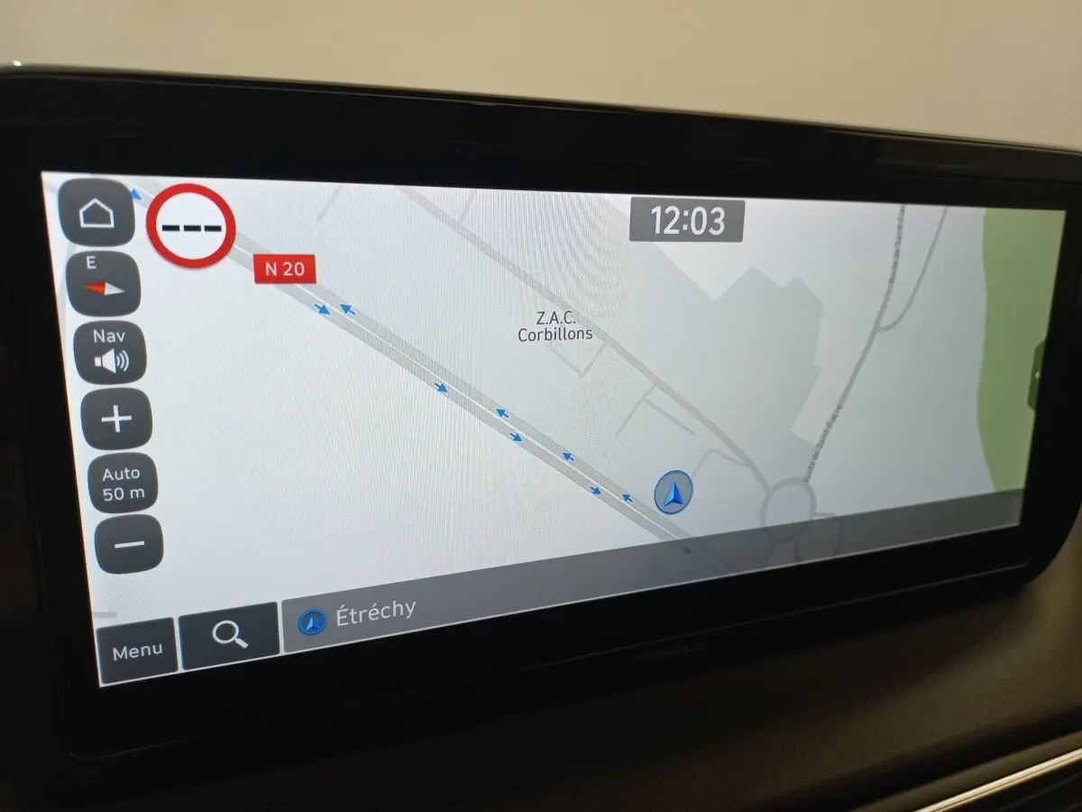 Écran tactile du système de navigation 3D du Hyundai Santa Fe gris clair, affichage couleur et interface moderne.