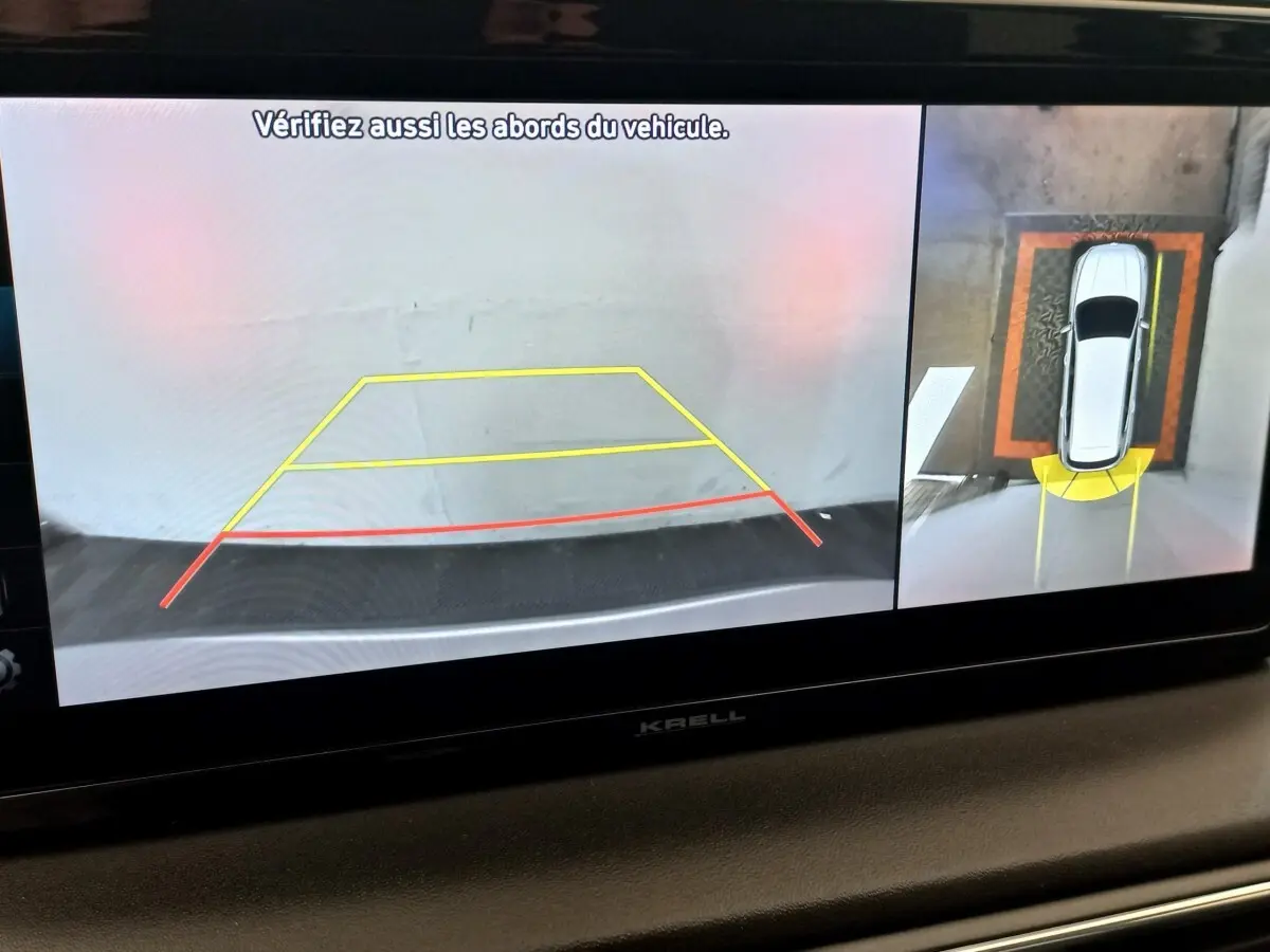 Écran de caméra de recul et vue à 360° du Hyundai Santa Fe gris clair en stationnement, affichage intérieur.