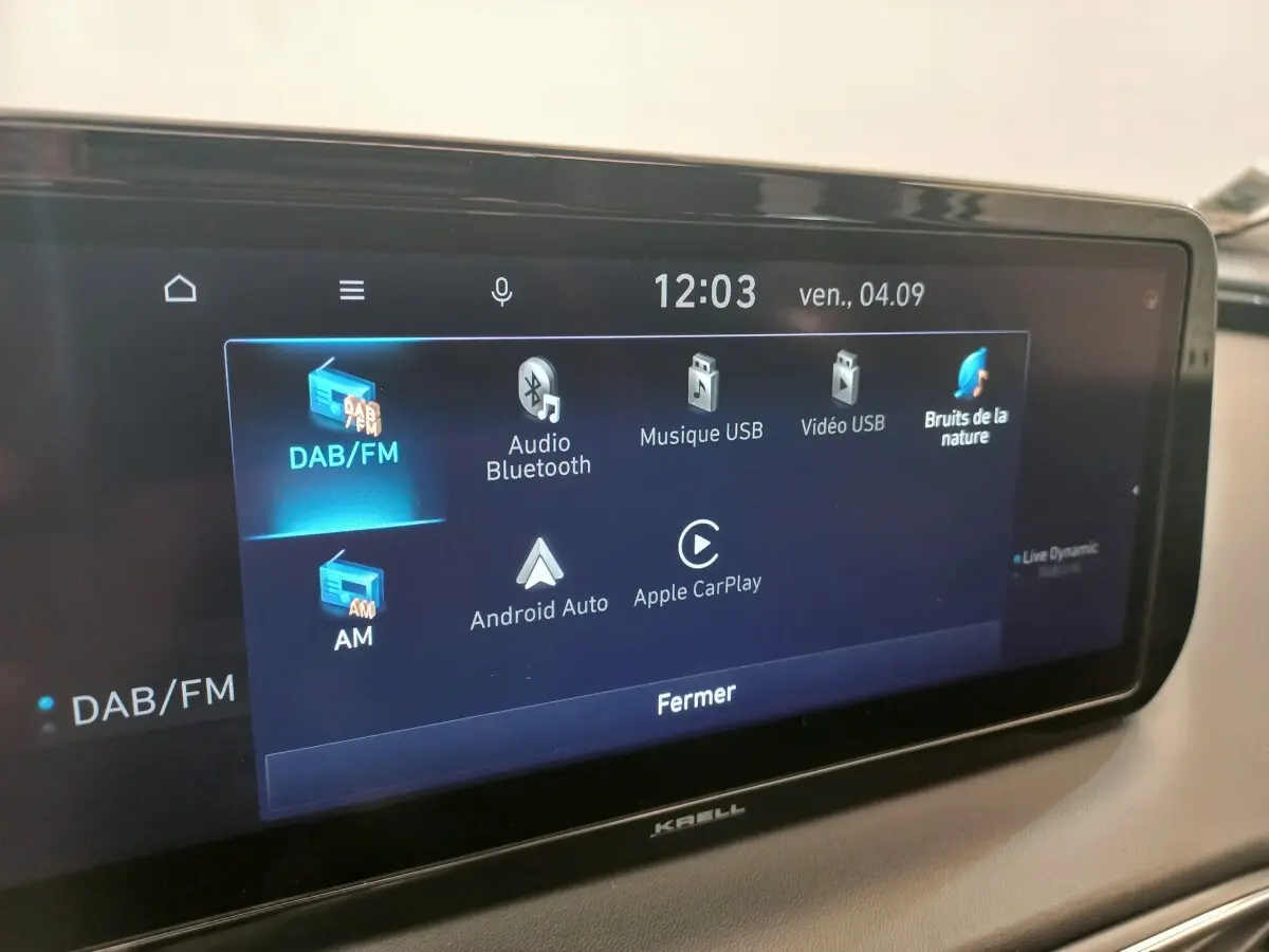 Écran tactile central affichant les options multimédia du Hyundai Santa Fe gris clair, vue rapprochée intérieure.