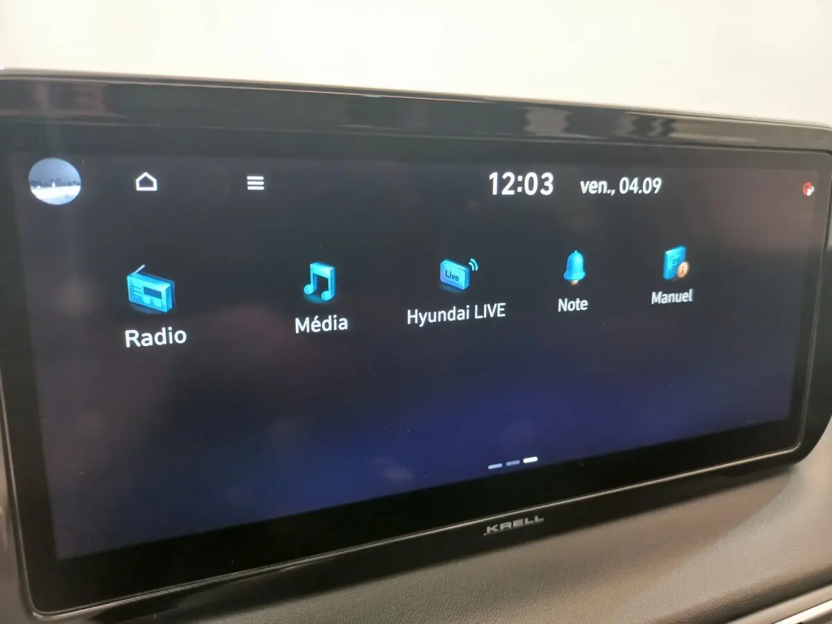 Écran tactile central du Hyundai Santa Fe 2022 affichant les menus Radio, Média et Hyundai LIVE.