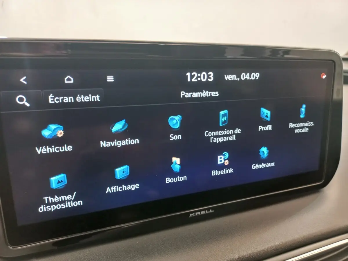 Écran tactile central du Hyundai Santa Fe 2022 en gros plan, affichant le menu des paramètres en intérieur.