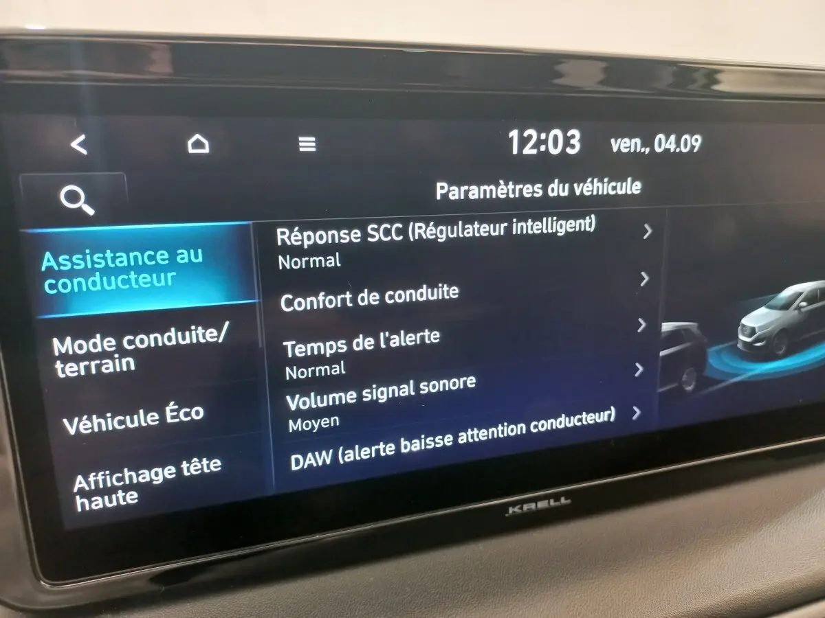 Écran tactile intérieur du Hyundai Santa Fe 2022 affichant les paramètres d’assistance au conducteur.