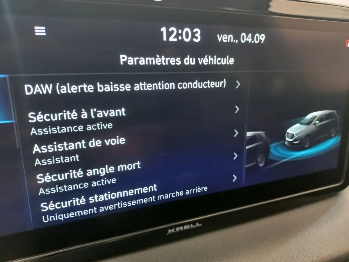 Écran tactile intérieur montrant les paramètres de sécurité du Hyundai Santa Fe gris clair, vue de face rapprochée.