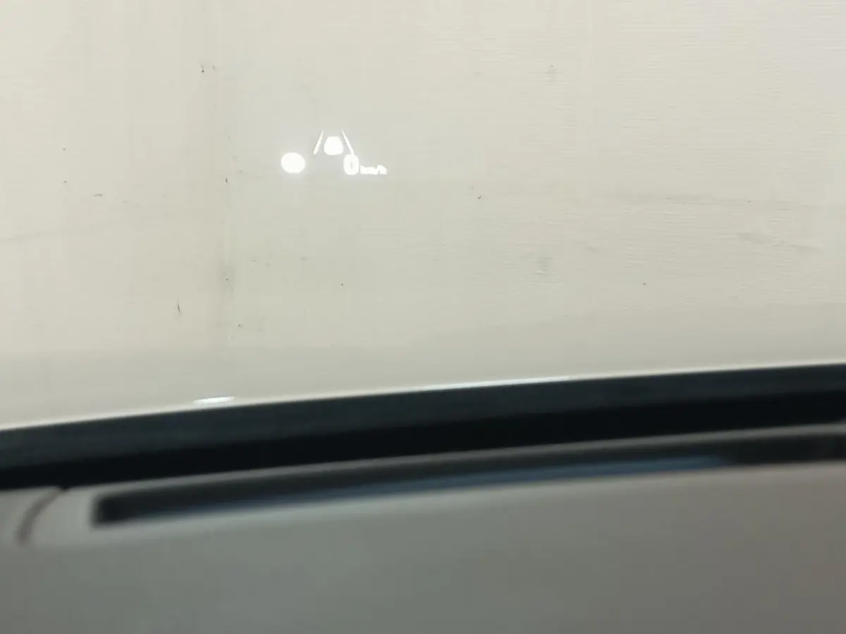 Affichage tête haute projeté sur pare-brise d’un Hyundai Santa Fe 2022, vue intérieure avant.