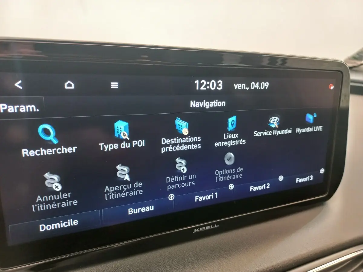 Écran tactile central du Hyundai Santa Fe 2022 affichant le menu navigation avec interface claire et icônes colorées.