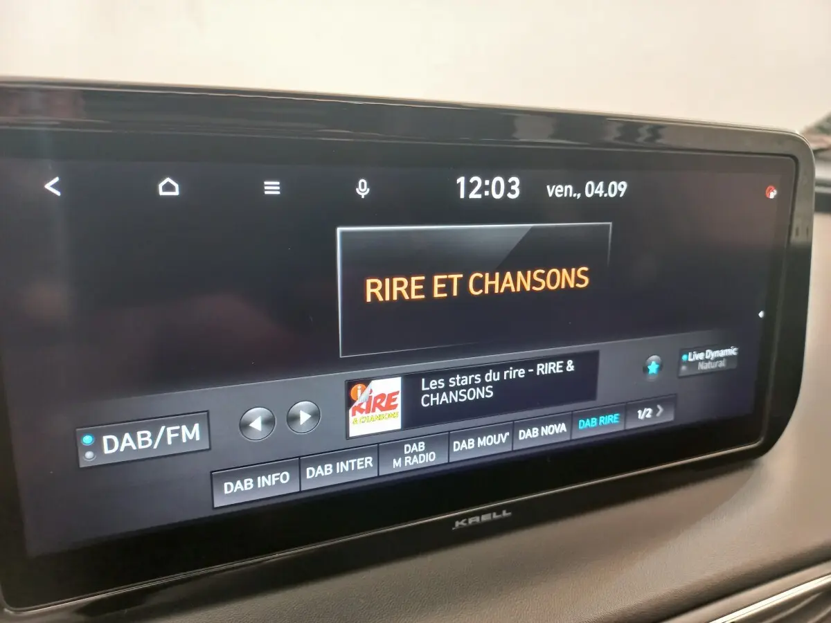 Écran tactile central du Hyundai Santa Fe 2022 affichant la radio DAB/FM sur la station "Rire et Chansons".