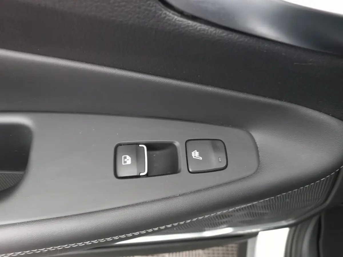 Gros plan sur les commandes de la portière intérieure noire du Hyundai Santa Fe 2022, bouton de verrouillage et siège chauffant.