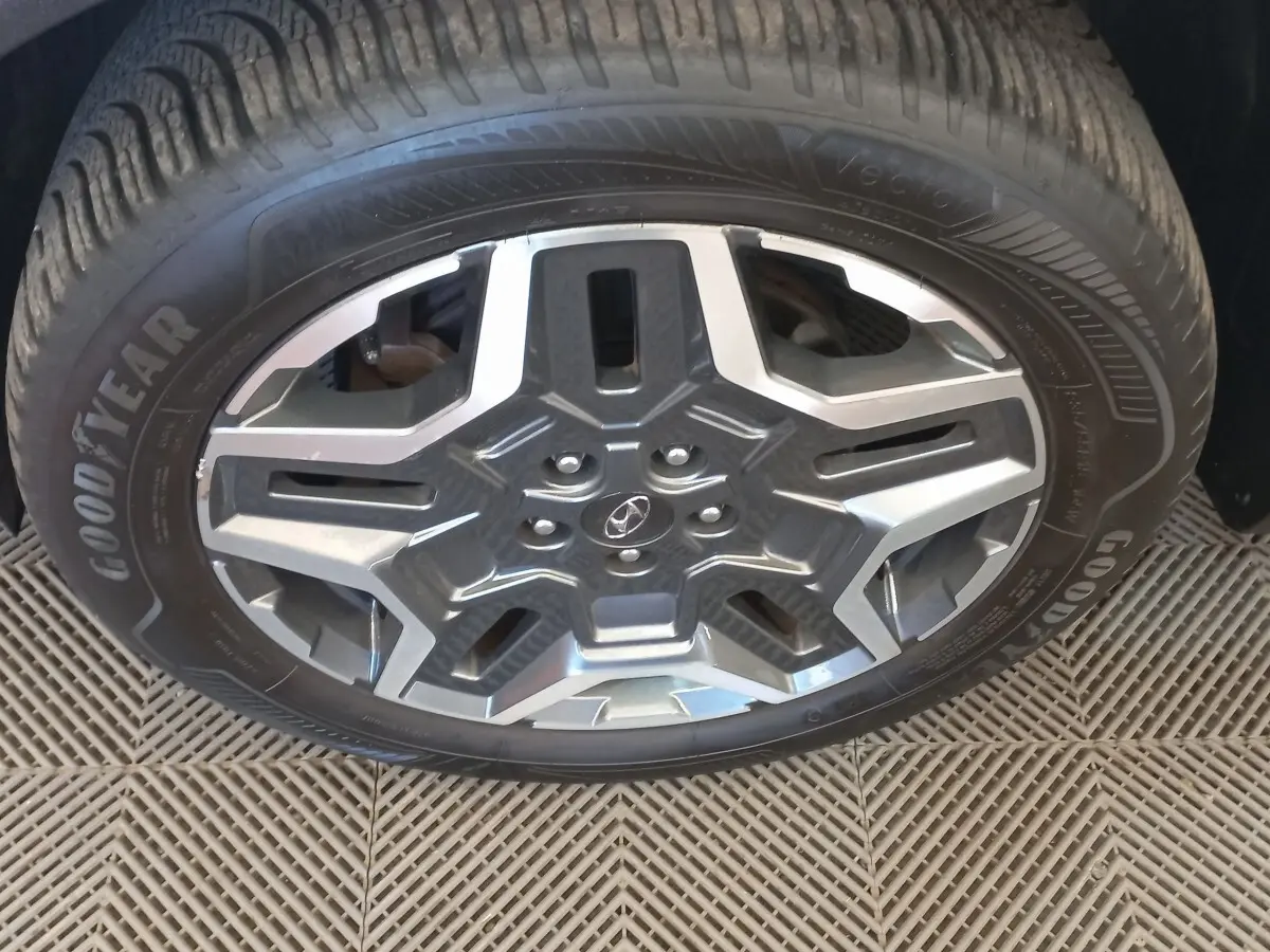 Gros plan sur la jante alliage gris et noir d’un pneu Goodyear du Hyundai Santa Fe hybride rechargeable.