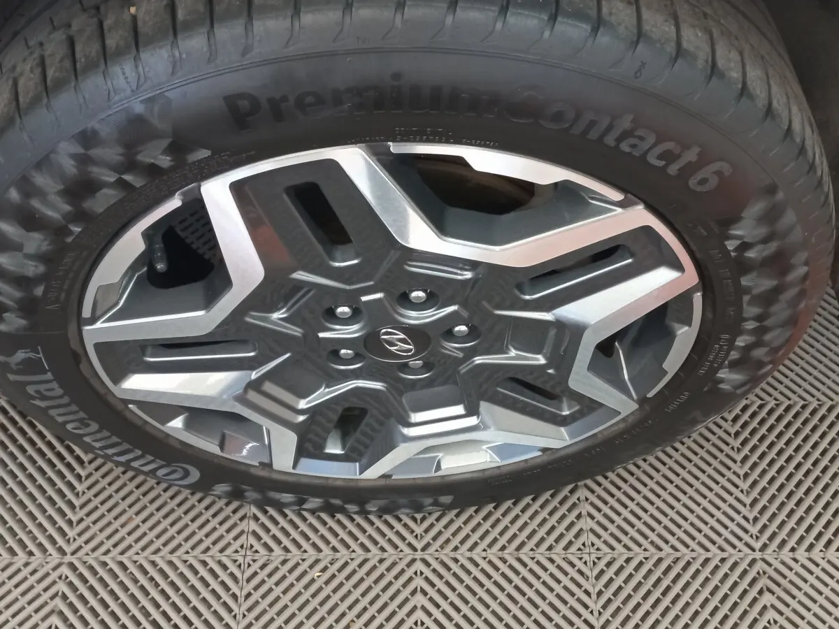 Gros plan sur la jante alliage gris et noir avec logo Hyundai, montée sur pneu Continental PremiumContact 6.