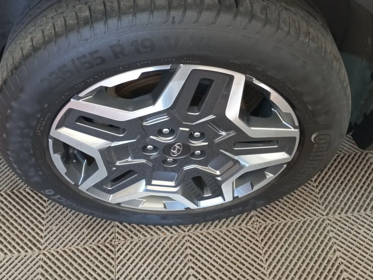 Gros plan sur la jante alliage gris et noir du Hyundai Santa Fe 2022 avec logo central Hyundai visible.
