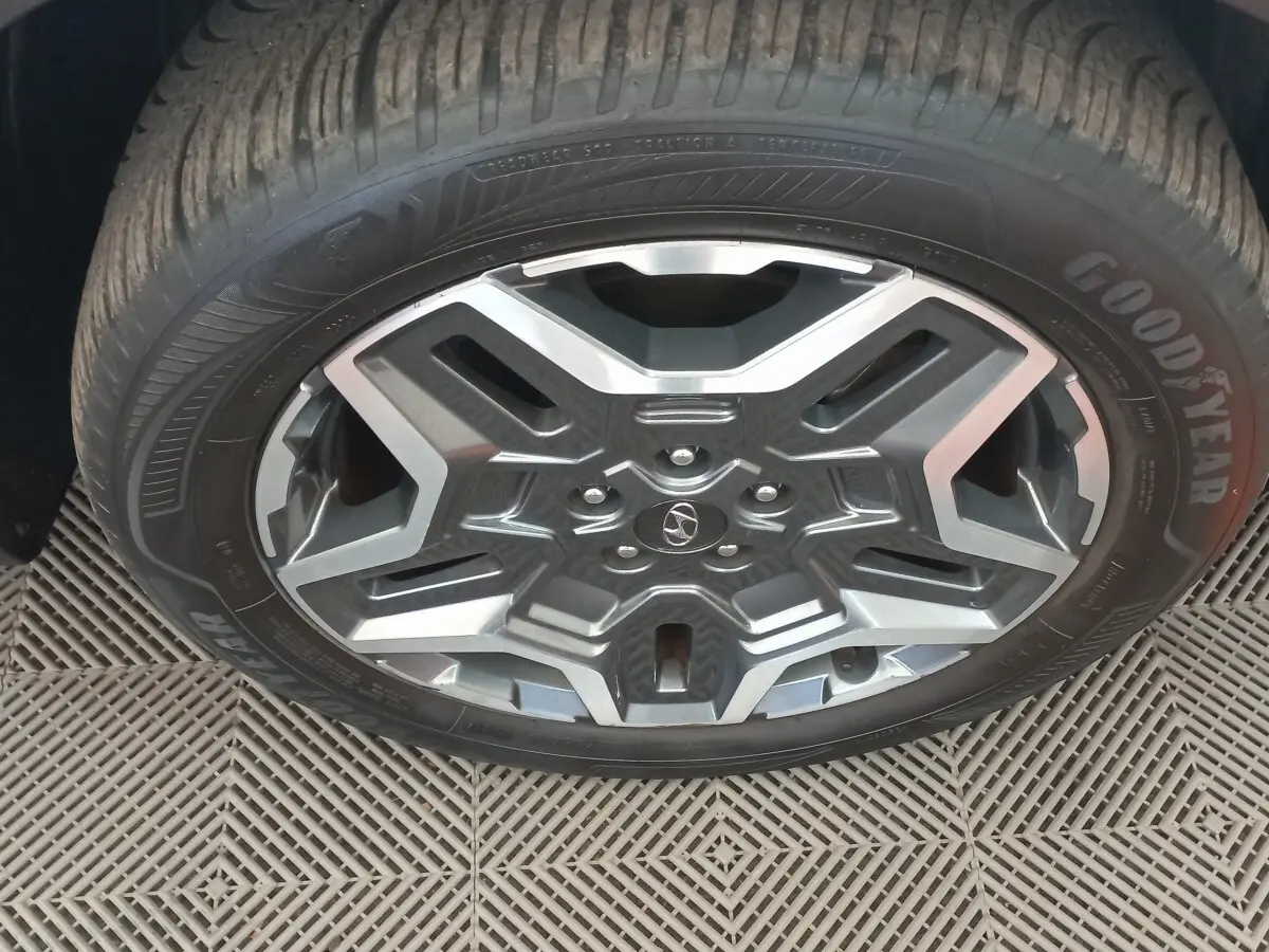 Gros plan sur la roue avant droite du Hyundai Santa Fe 2022 avec jante alliage grise et pneu Goodyear.