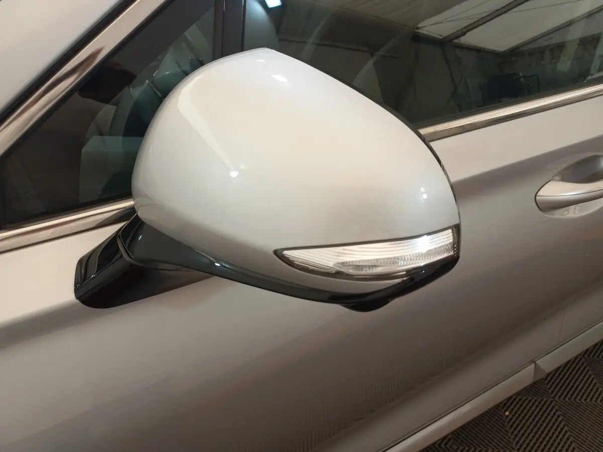 Rétroviseur droit gris clair avec clignotant intégré sur Hyundai Santa Fe 2022, vue rapprochée côté passager.
