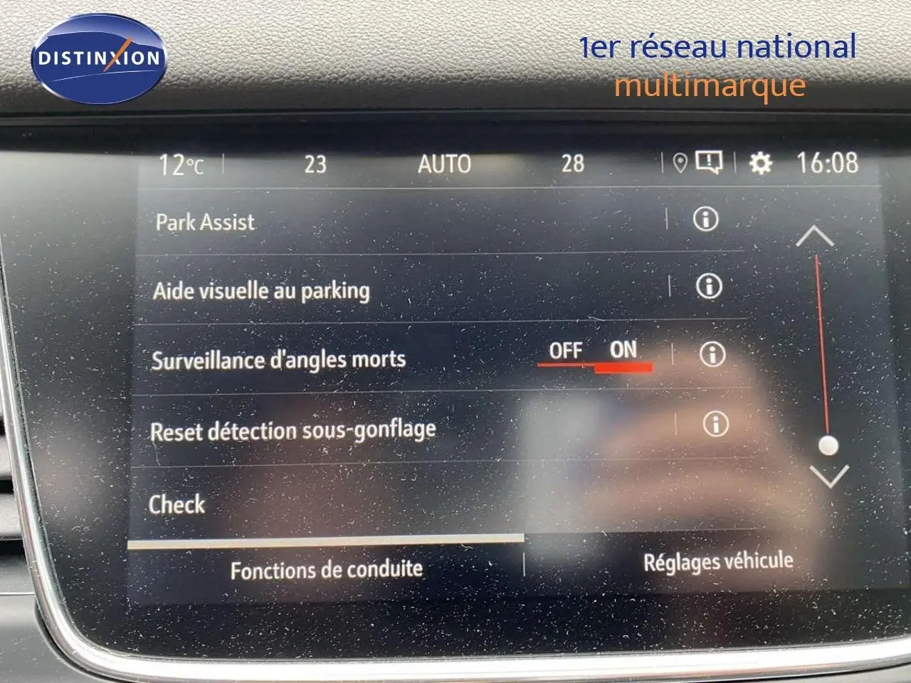 Écran tactile intérieur affichant les réglages d’aide à la conduite du Grandland X gris Moai métal, vue frontale.