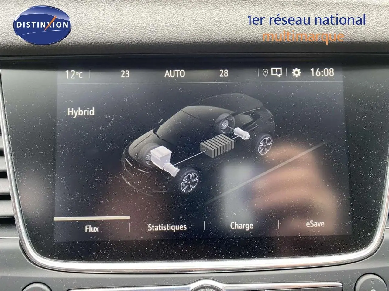Écran multimédia montrant le schéma hybride du Grandland X gris Moai Metal, vue intérieure centrale du tableau de bord.