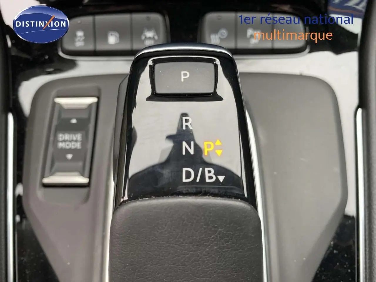 Gros plan sur le levier de vitesses automatique du Grandland X gris Moai Metal, avec bouton parking et mode conduite visible.