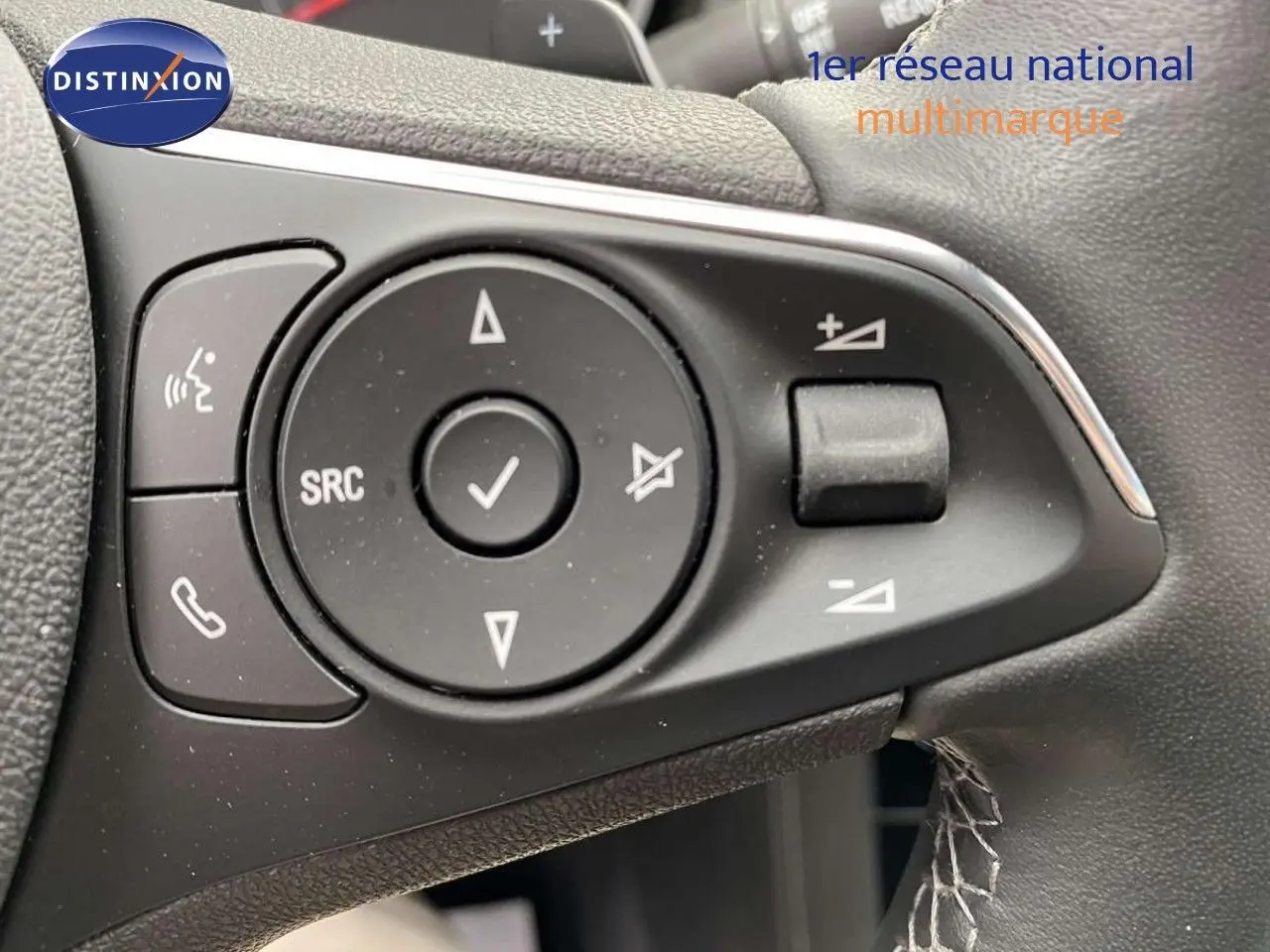 Gros plan sur les commandes multifonctions noires du volant de l'Opel Grandland X gris Moai Metal hybride rechargeable 2021.