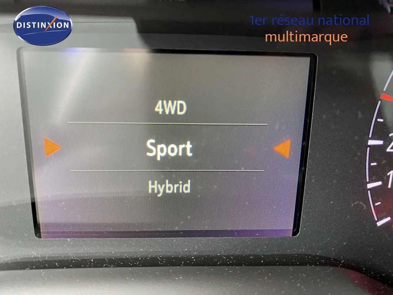 Écran du tableau de bord de l'Opel Grandland X hybride affichant le mode Sport en 4 roues motrices.