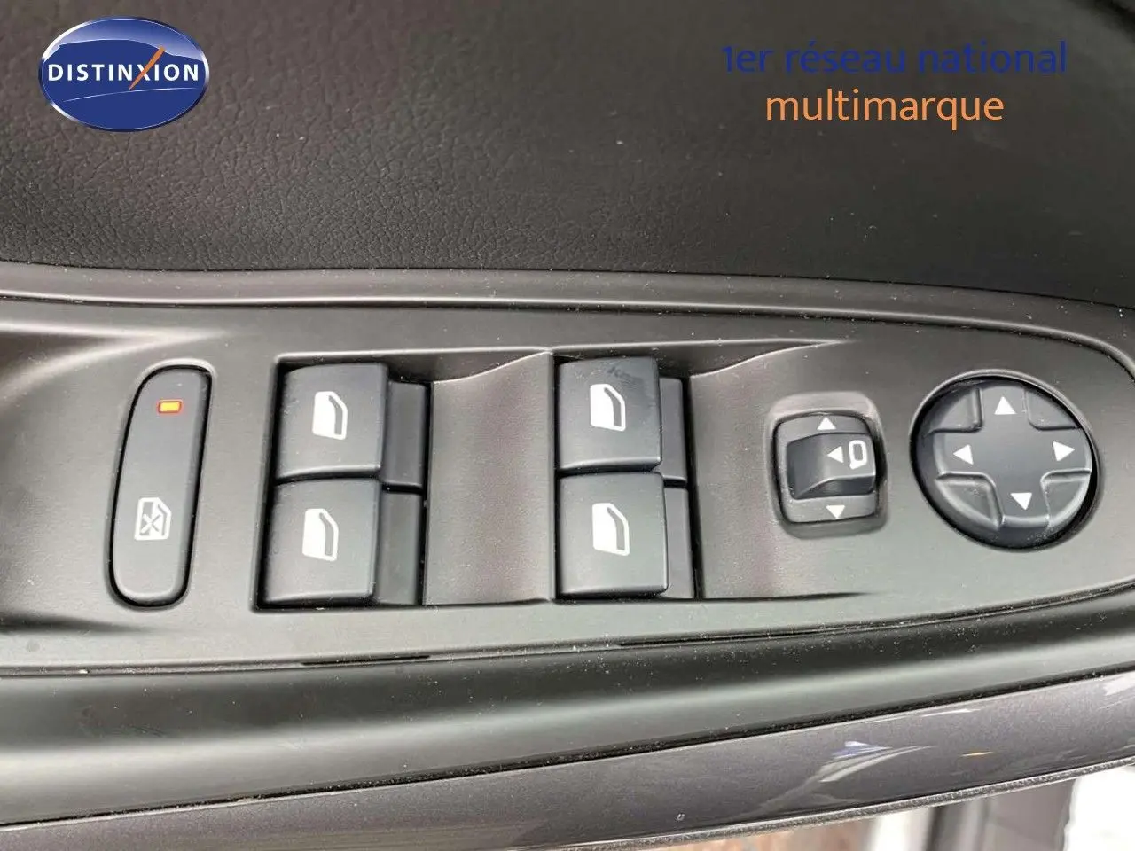 Panneau de commandes des vitres et rétroviseurs côté conducteur de l'Opel Grandland X gris Moai Metal.